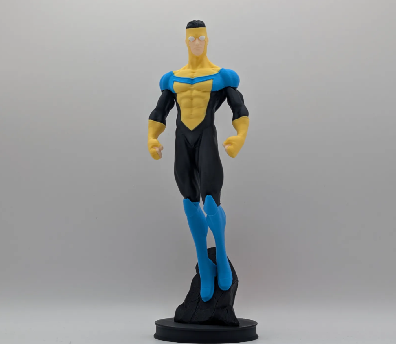 Invincible Dekoratif Figür | Premium Koleksiyon Figürü
